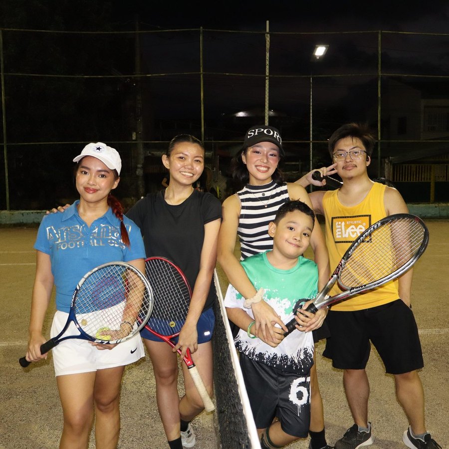 Barkada Night 03: the group posing at the net under the lights